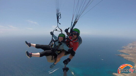 Vuelo sobre el mar: Parapente en la Playa de la Enramada