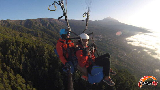 Elevación majestuosa: Parapente sobre Izaña con el Teide como testigo