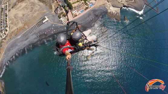 Descubre la magia desde las alturas con una panorámica única de Parapente sobre la Playa de la Enramada