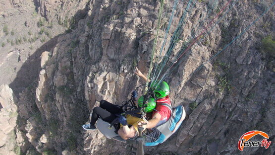 Descubre la emoción de volar alto y libre sobre los impresionantes acantilados de Ifonche en Tenerife
