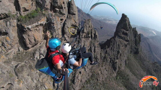 Parapente sobre los desfiladeros de roca volcánica en Tenerife