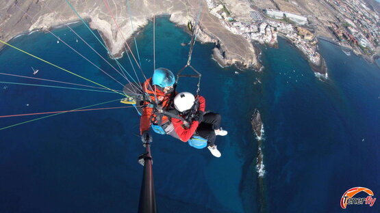 Explora la costa de Adeje, Tenerife, desde el cielo con esta emocionante vista en parapente